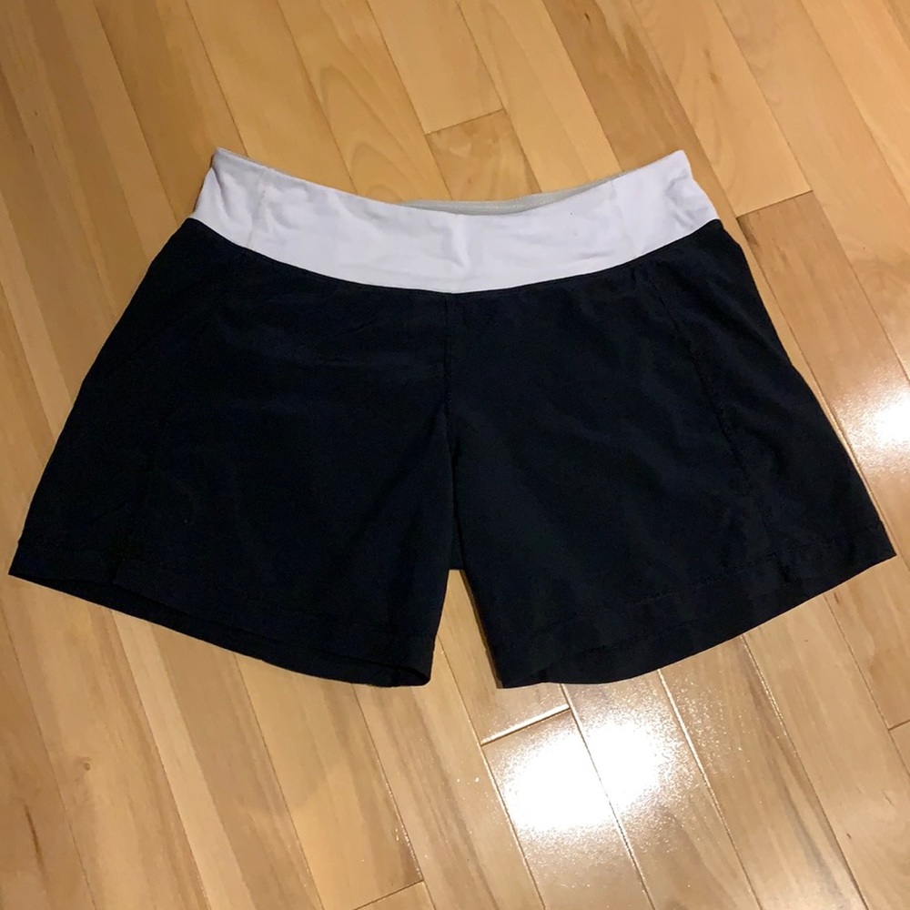 Lululemon Black Longer style wet dry shorts 5” inseam -size 6 (see measurements)